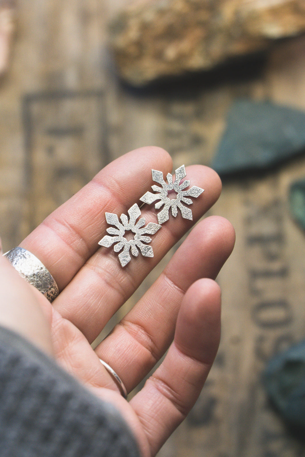 Medium snowflake stud earrings